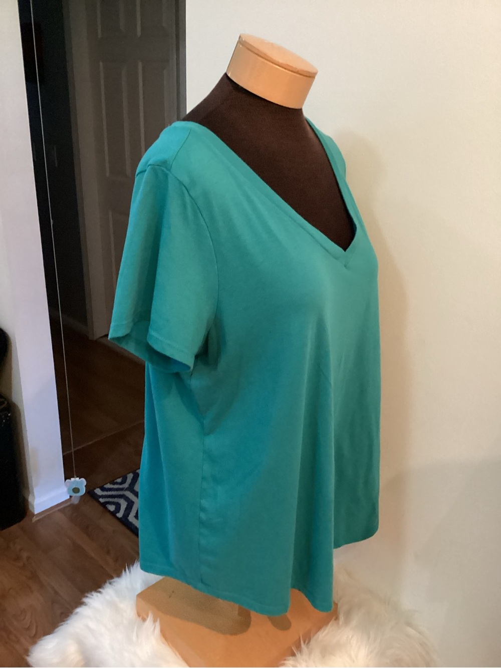 Torrid Classic Fit turquoise V-Neck Tee Size 1 Plus Soft Stretch Casual Top - Picture 3 of 11
